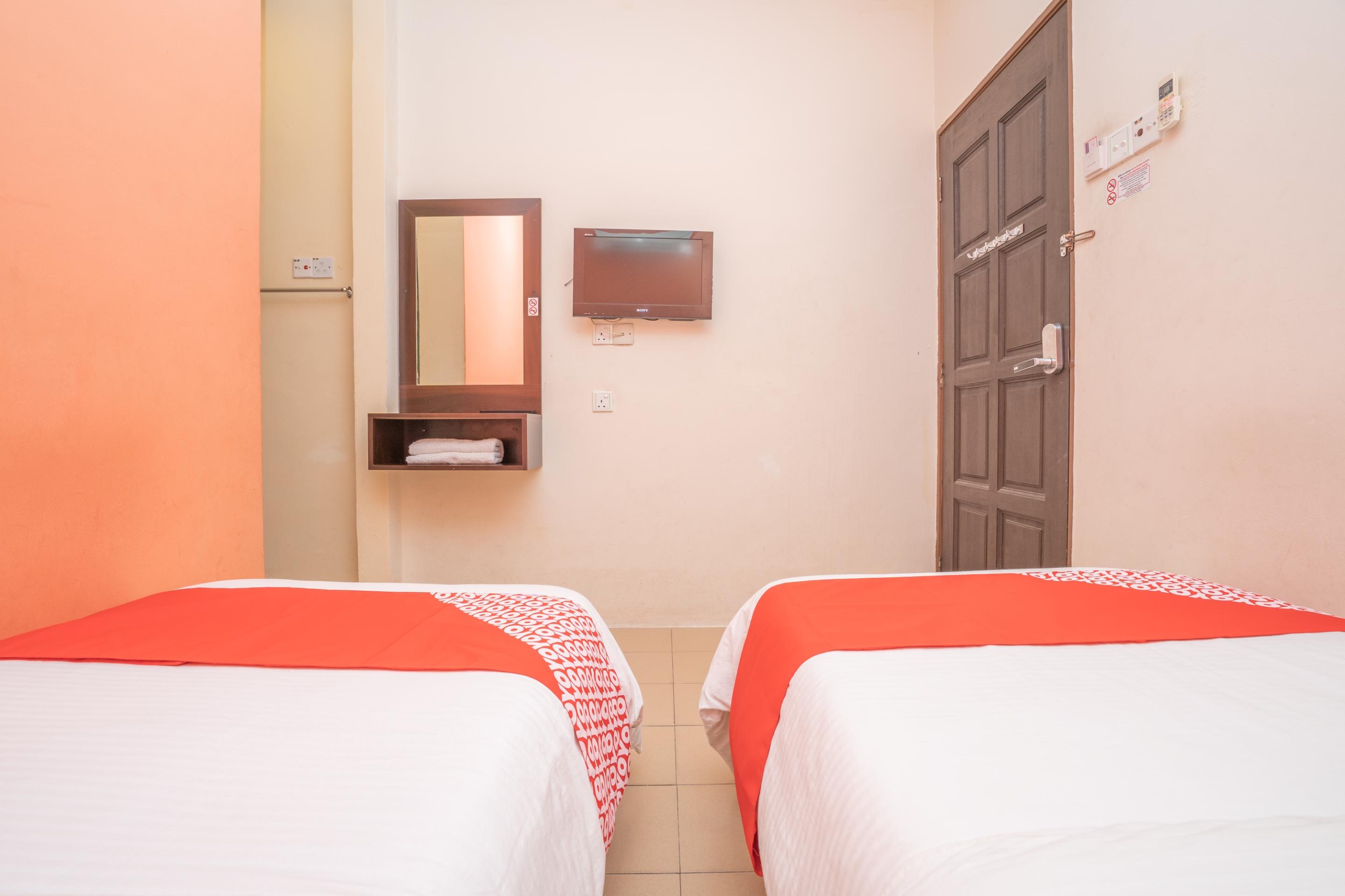 Oyo 44078 The Island Hotel Kampong Pasir Bogak Exterior photo