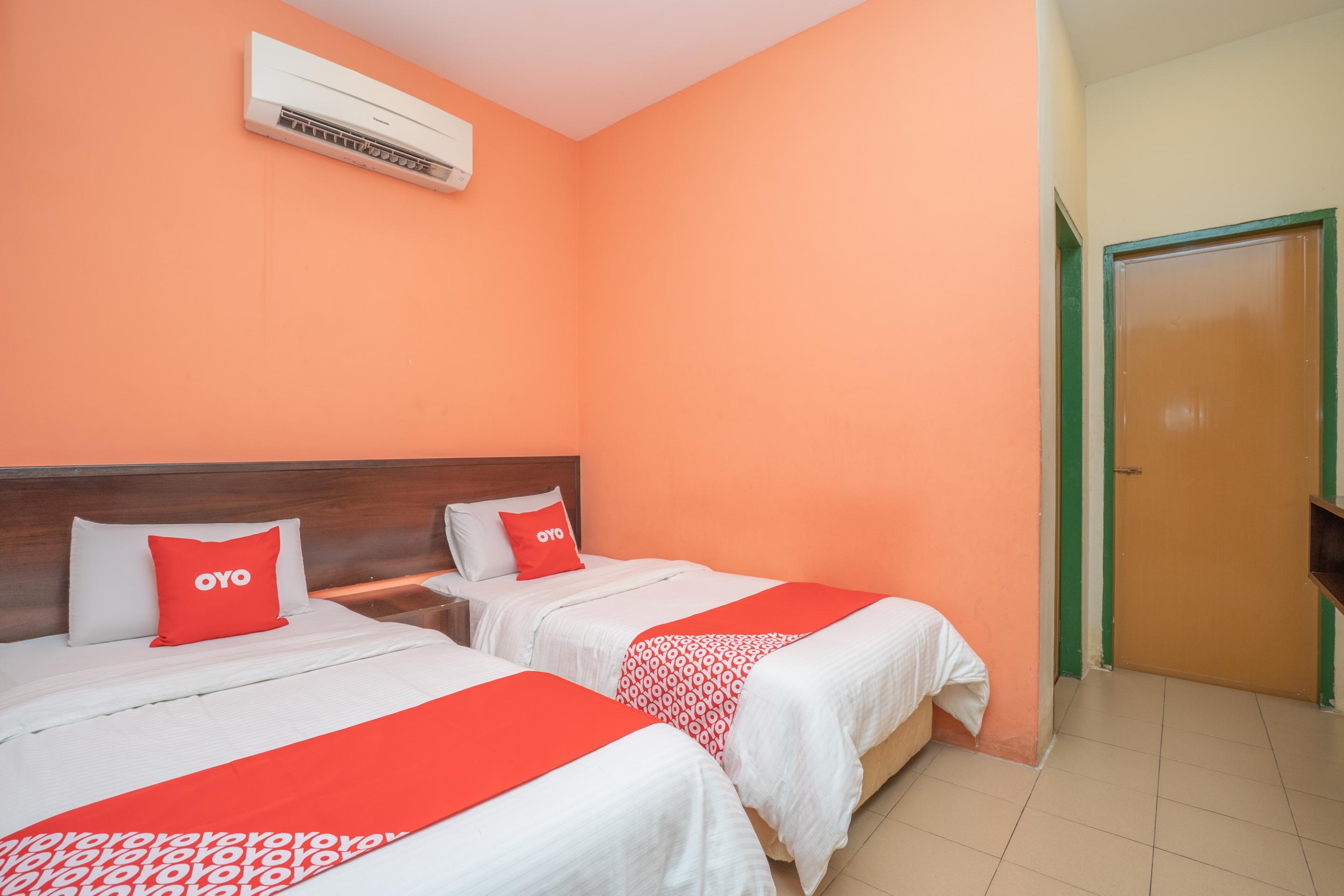 Oyo 44078 The Island Hotel Kampong Pasir Bogak Exterior photo