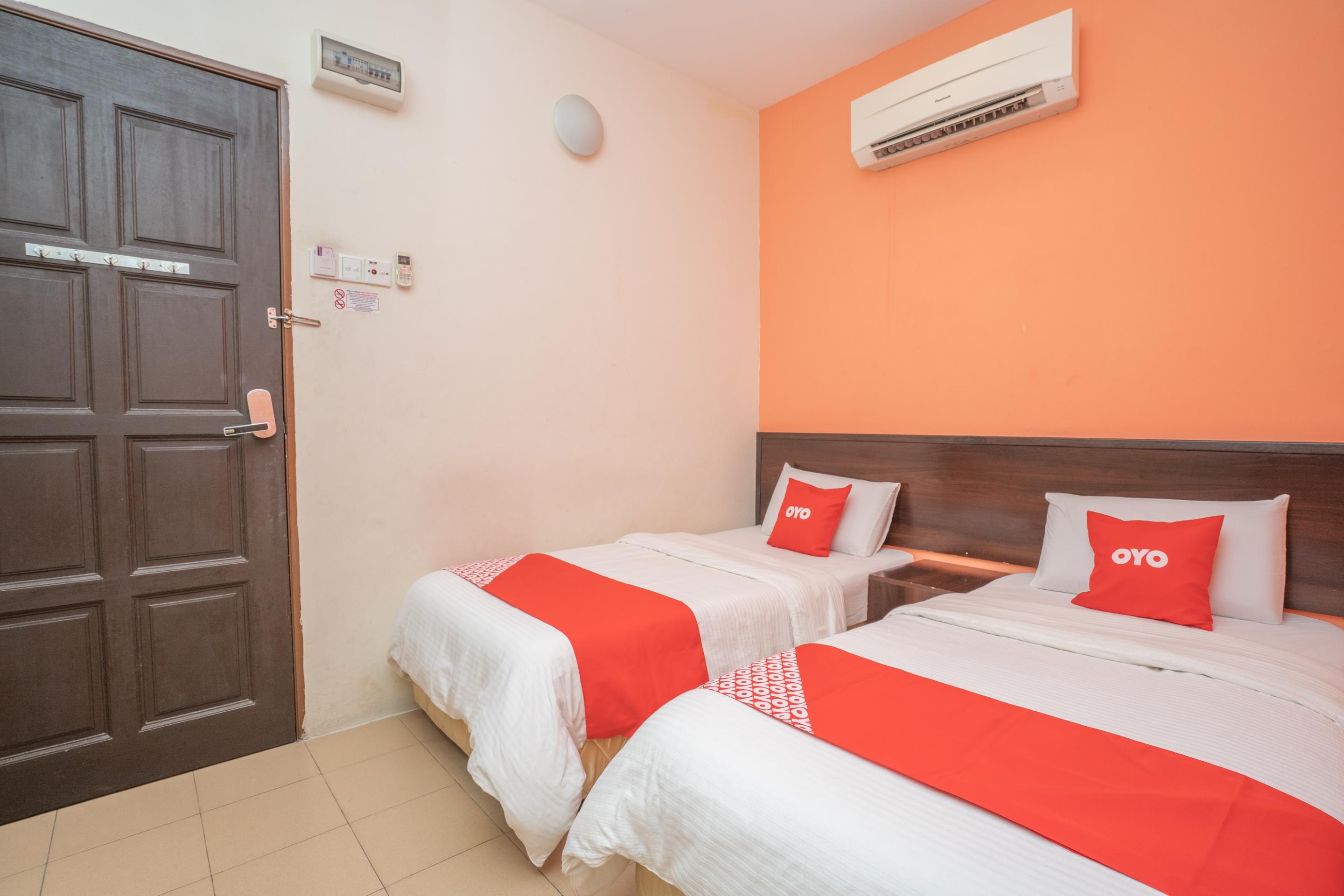 Oyo 44078 The Island Hotel Kampong Pasir Bogak Exterior photo