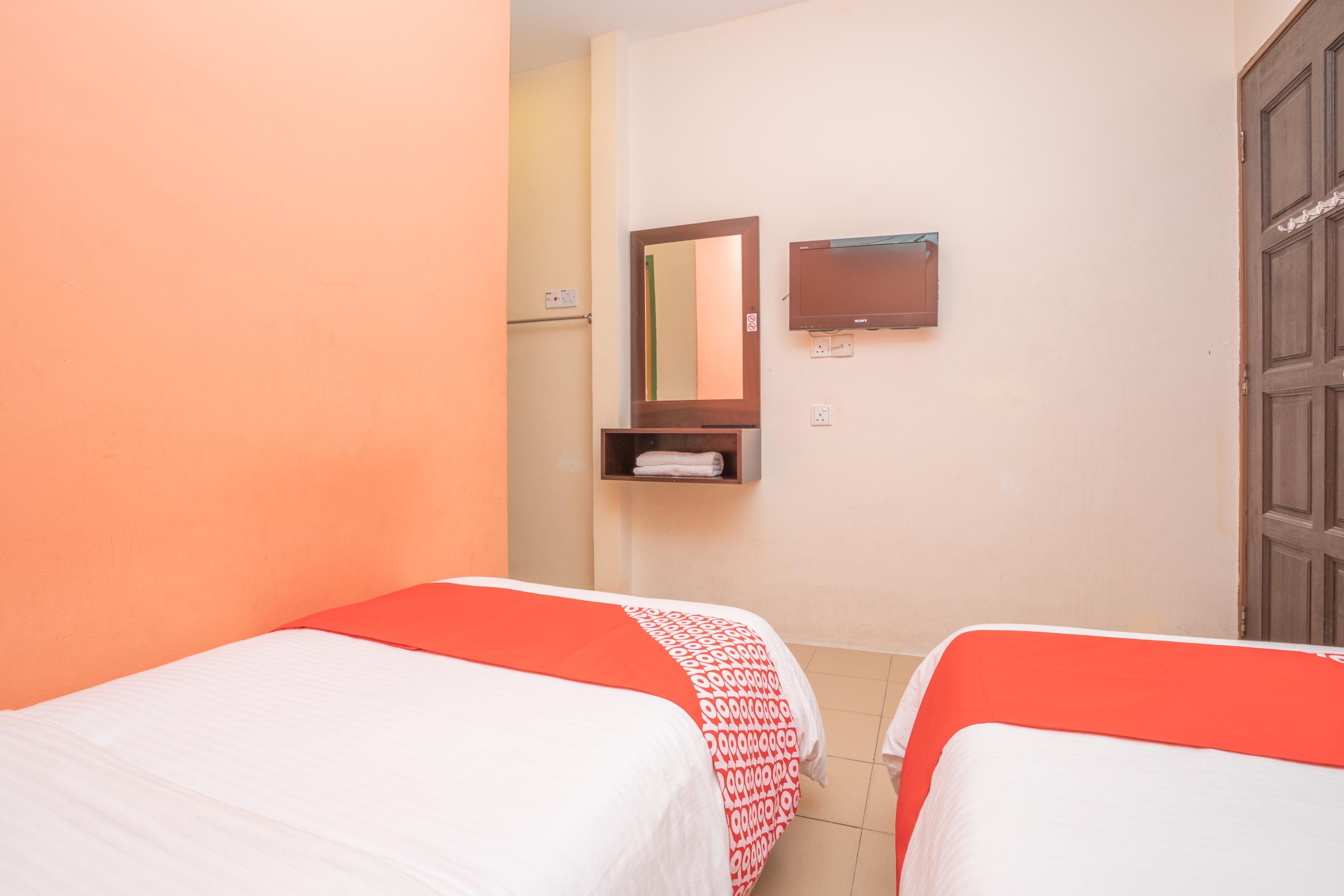 Oyo 44078 The Island Hotel Kampong Pasir Bogak Exterior photo