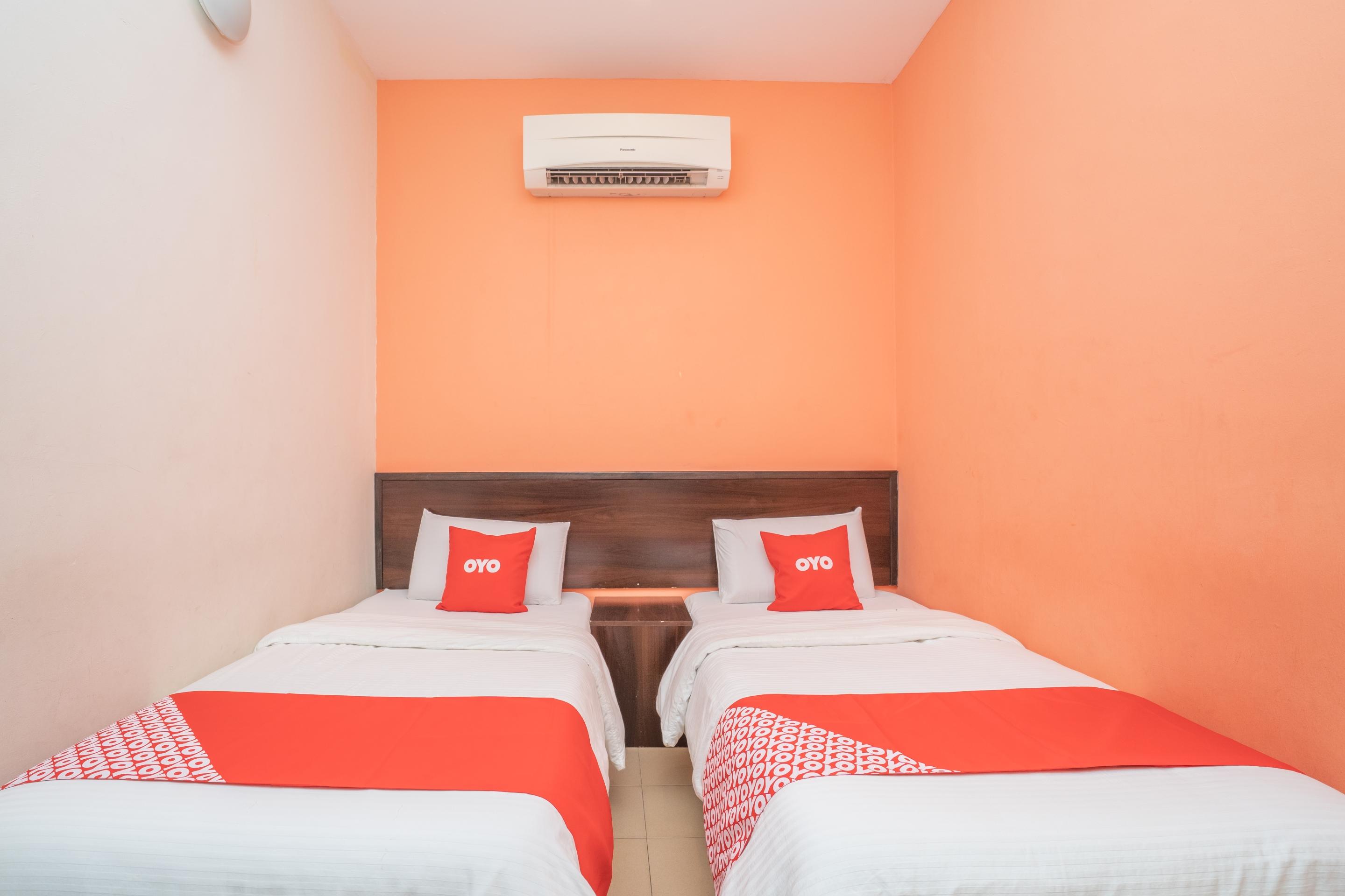 Oyo 44078 The Island Hotel Kampong Pasir Bogak Exterior photo