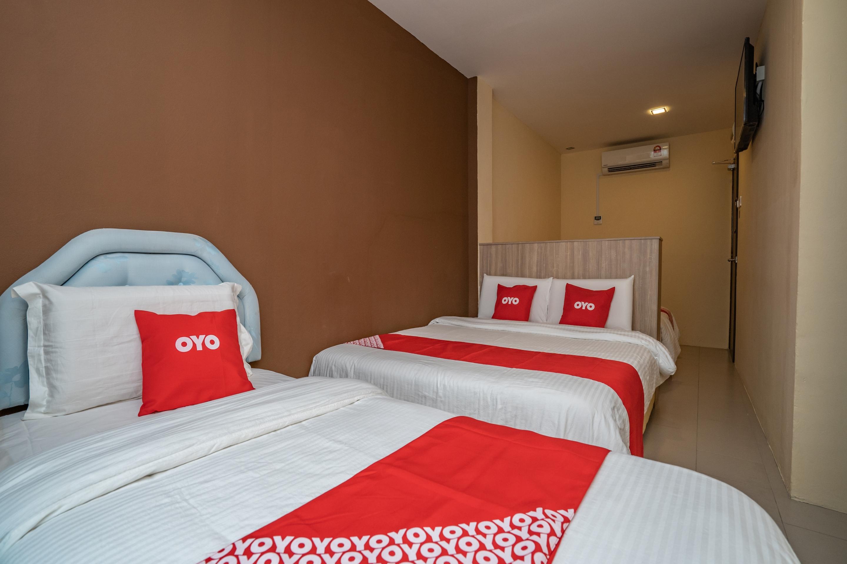 Oyo 44078 The Island Hotel Kampong Pasir Bogak Exterior photo