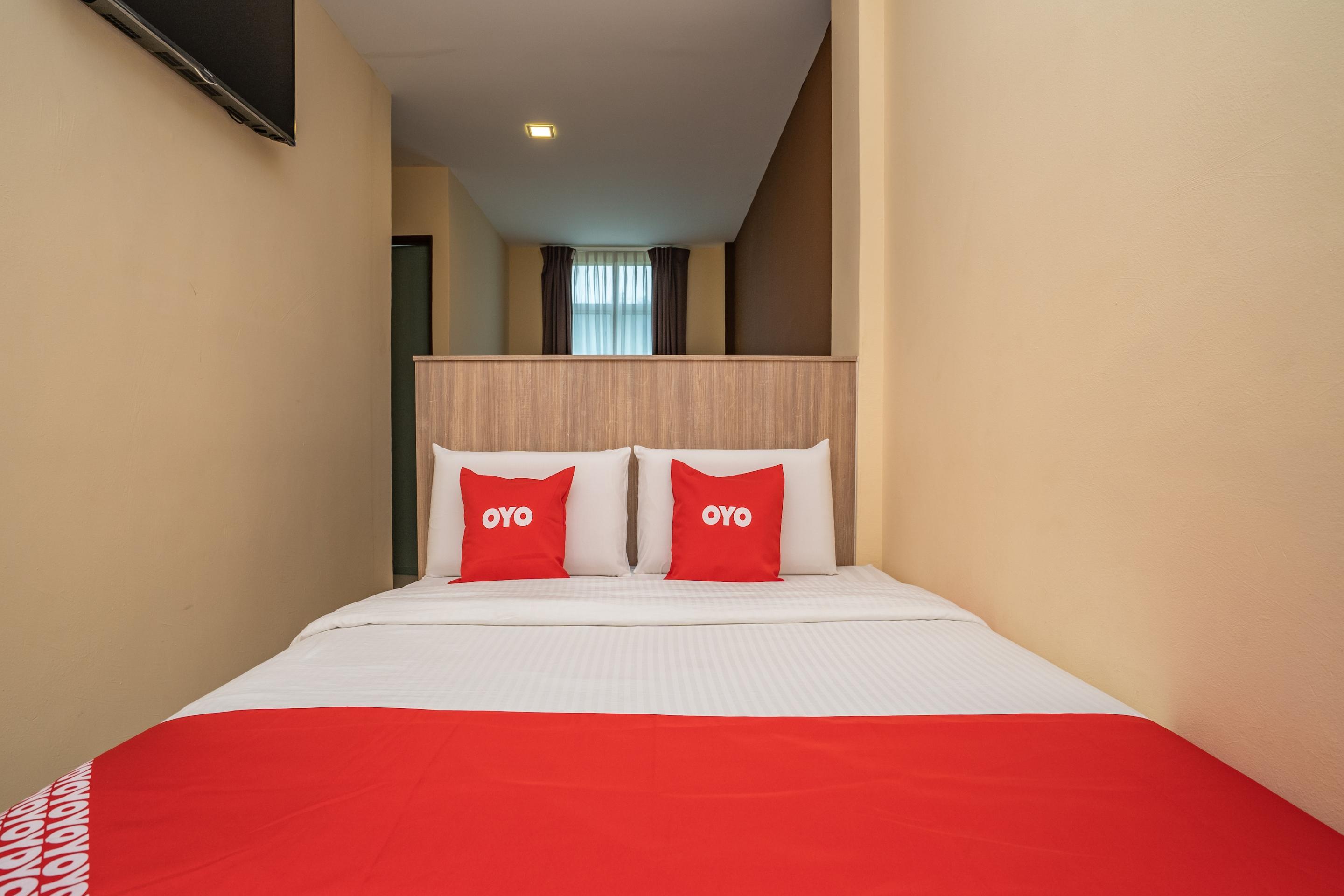 Oyo 44078 The Island Hotel Kampong Pasir Bogak Exterior photo
