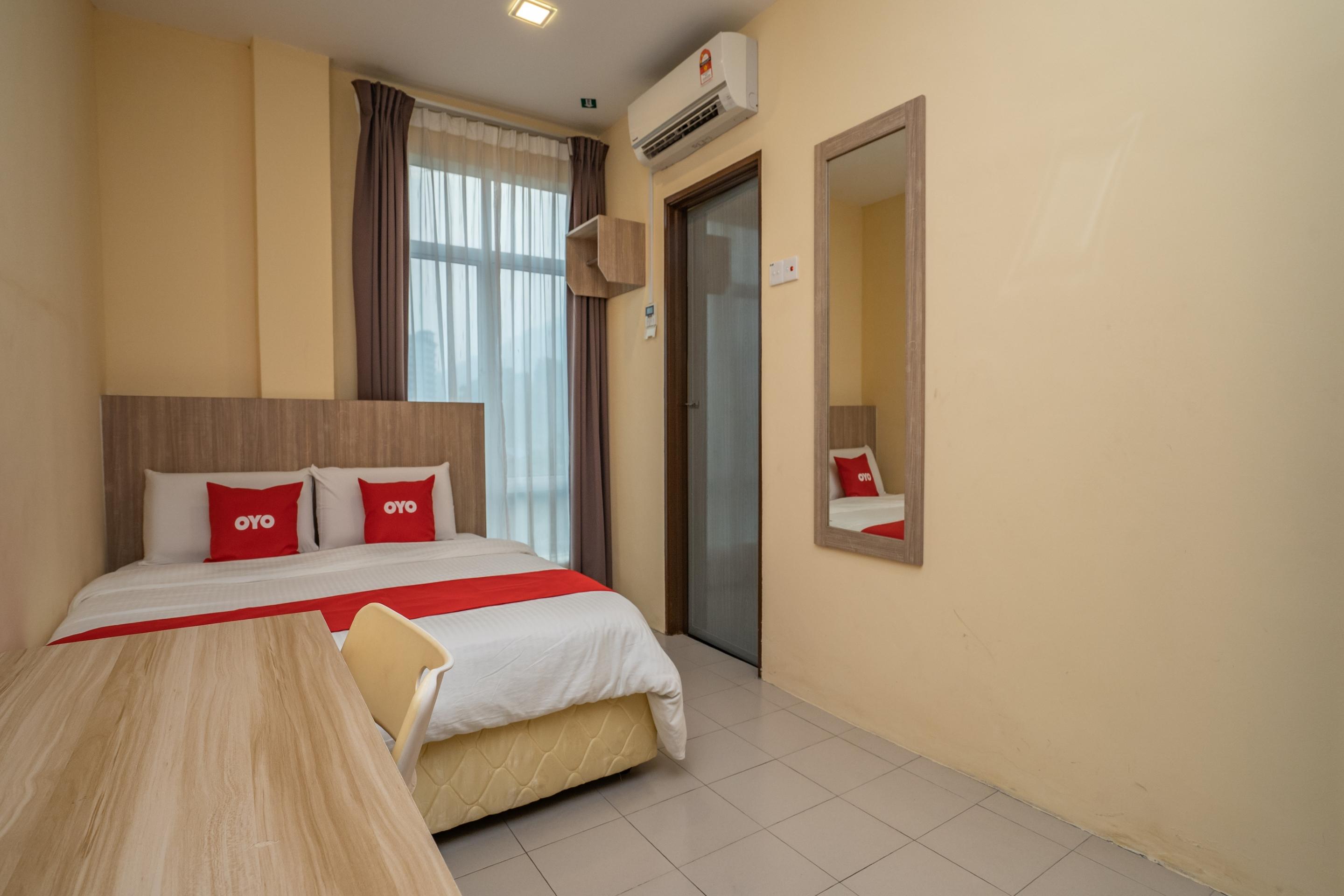 Oyo 44078 The Island Hotel Kampong Pasir Bogak Exterior photo