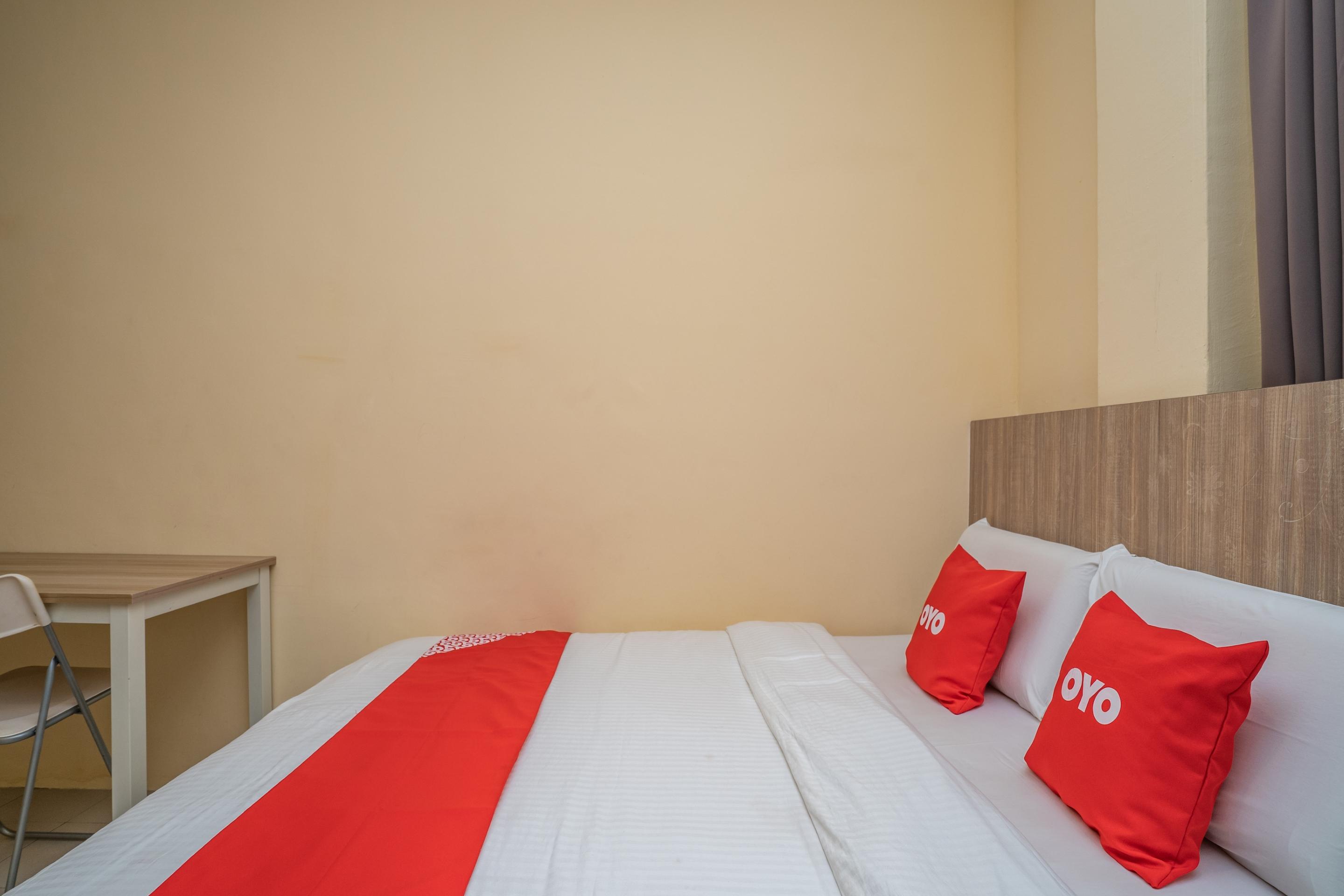 Oyo 44078 The Island Hotel Kampong Pasir Bogak Exterior photo