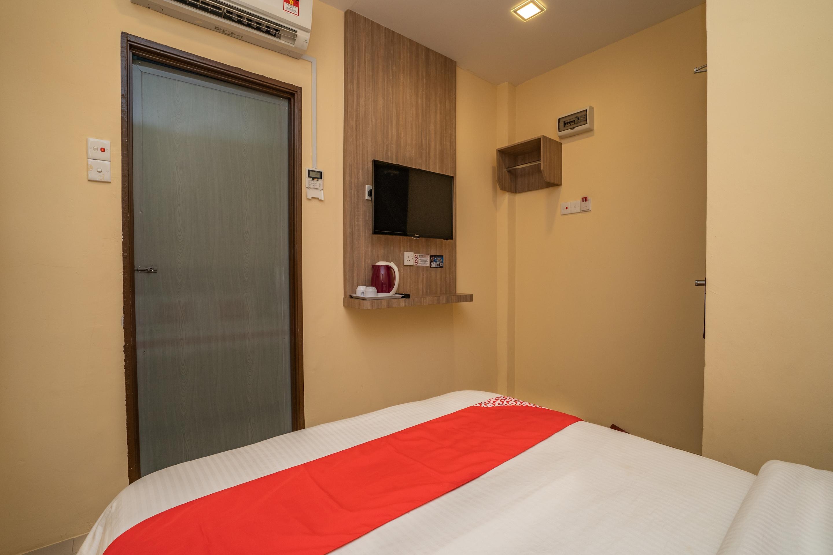 Oyo 44078 The Island Hotel Kampong Pasir Bogak Exterior photo