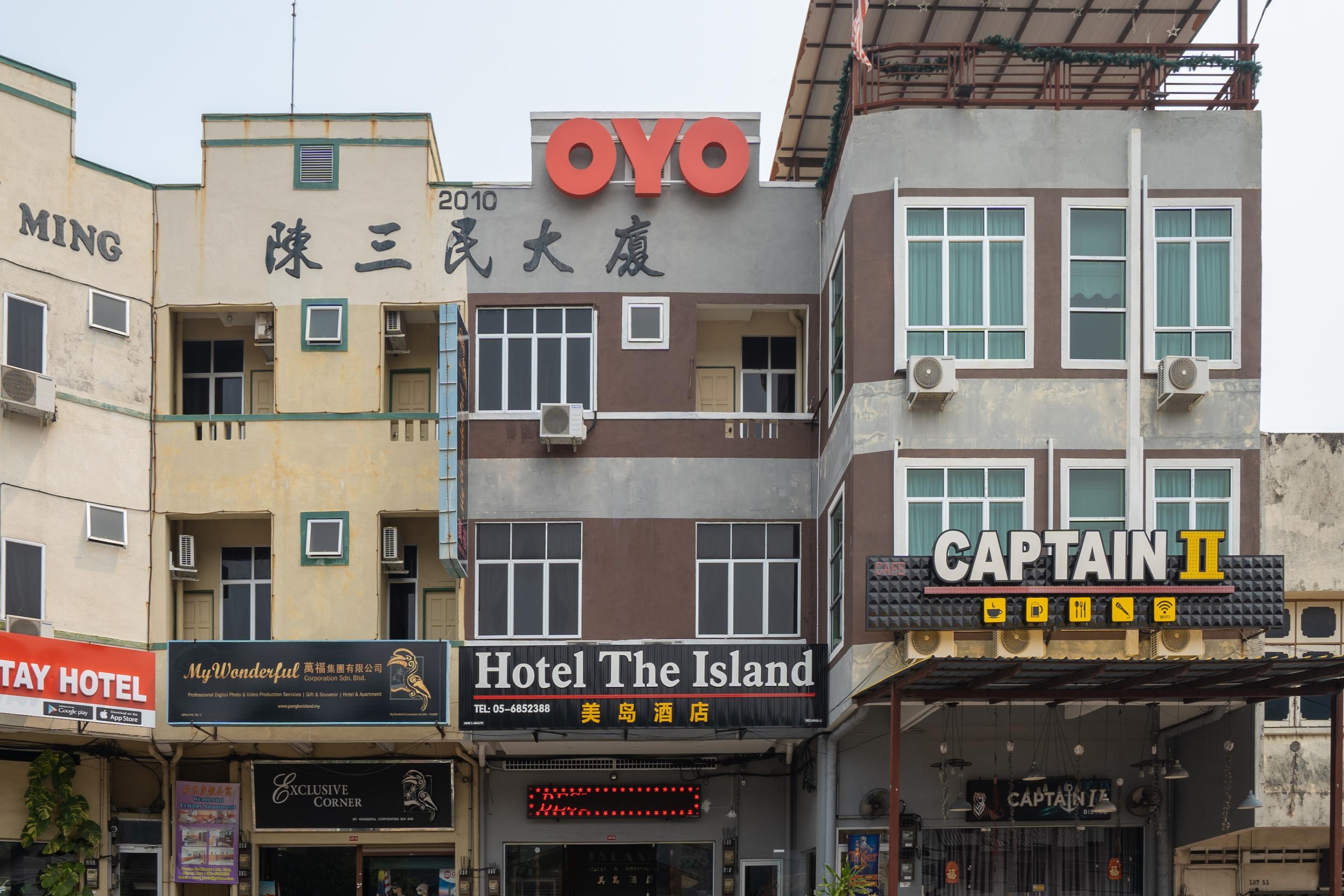 Oyo 44078 The Island Hotel Kampong Pasir Bogak Exterior photo