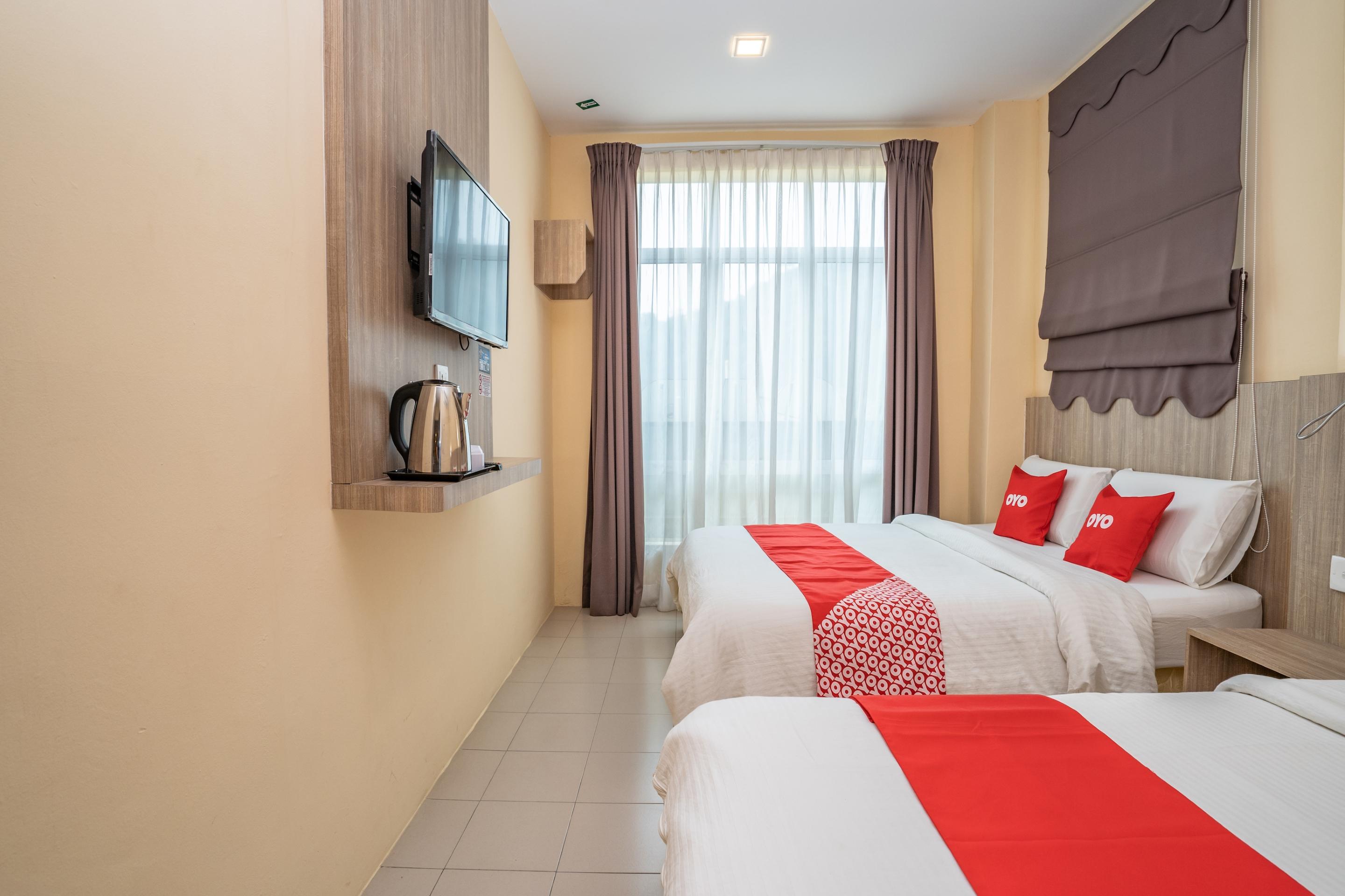 Oyo 44078 The Island Hotel Kampong Pasir Bogak Exterior photo