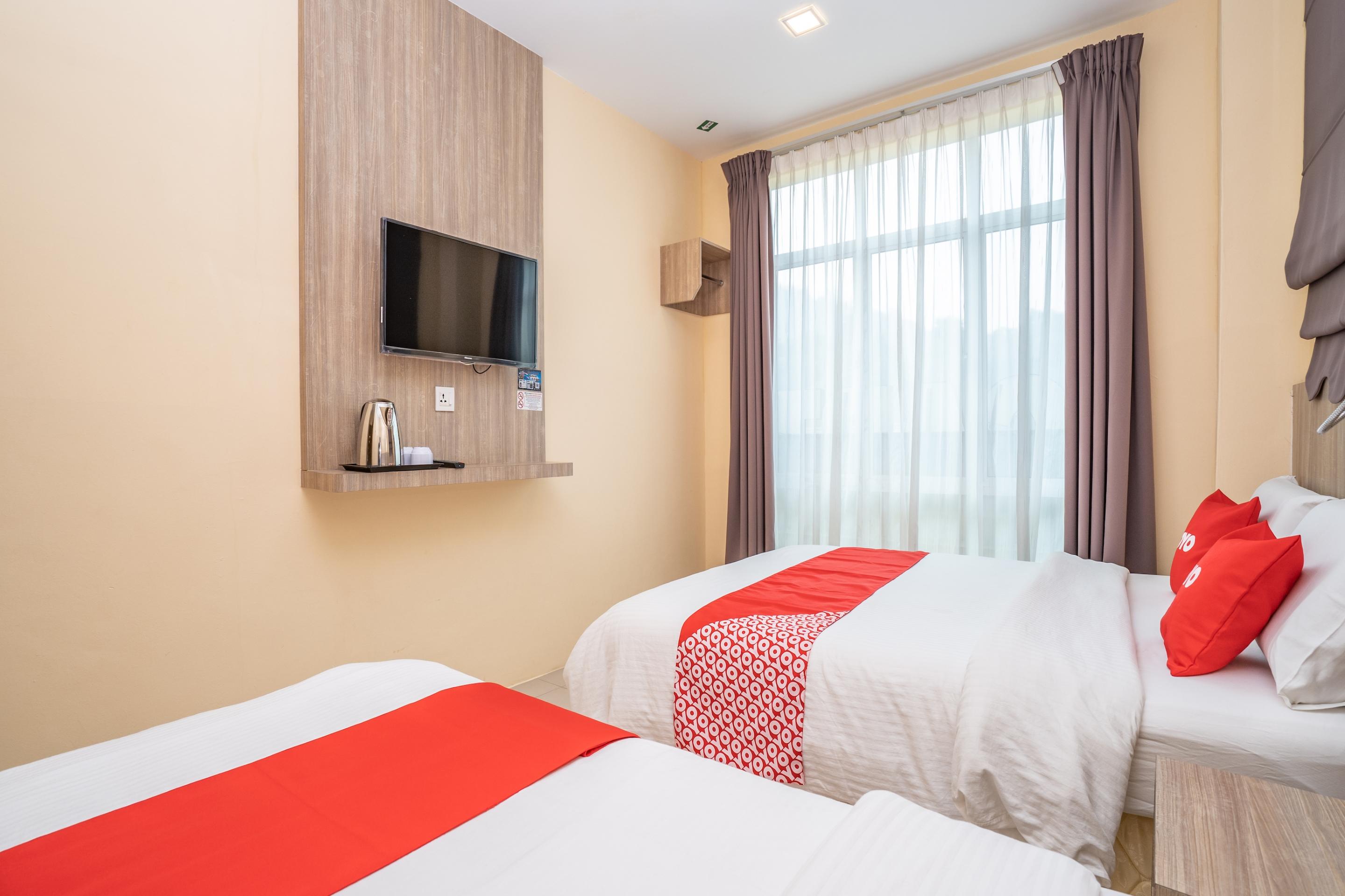 Oyo 44078 The Island Hotel Kampong Pasir Bogak Exterior photo