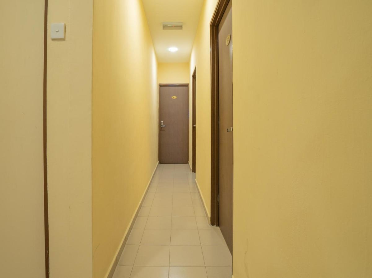 Oyo 44078 The Island Hotel Kampong Pasir Bogak Exterior photo