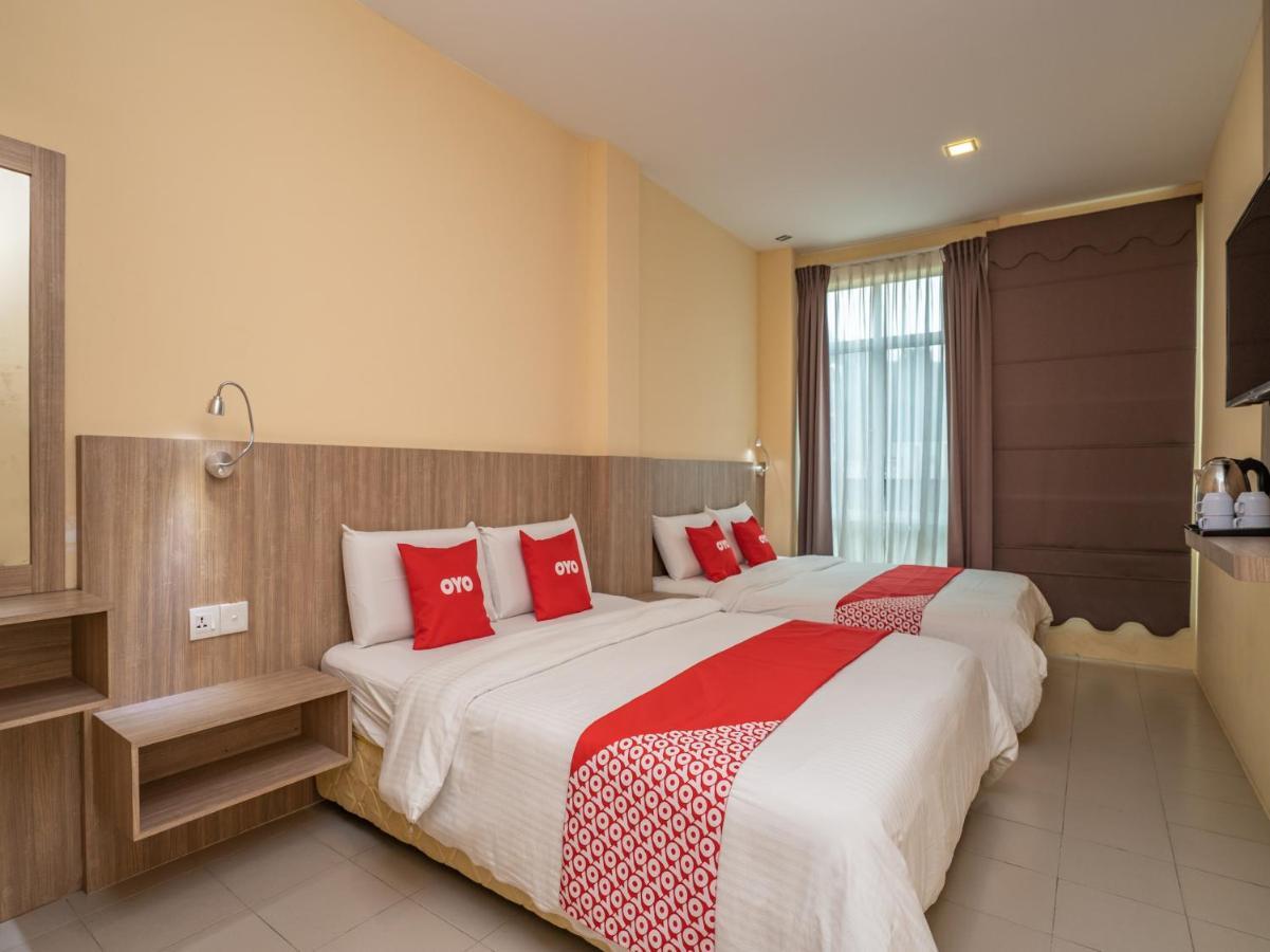 Oyo 44078 The Island Hotel Kampong Pasir Bogak Exterior photo