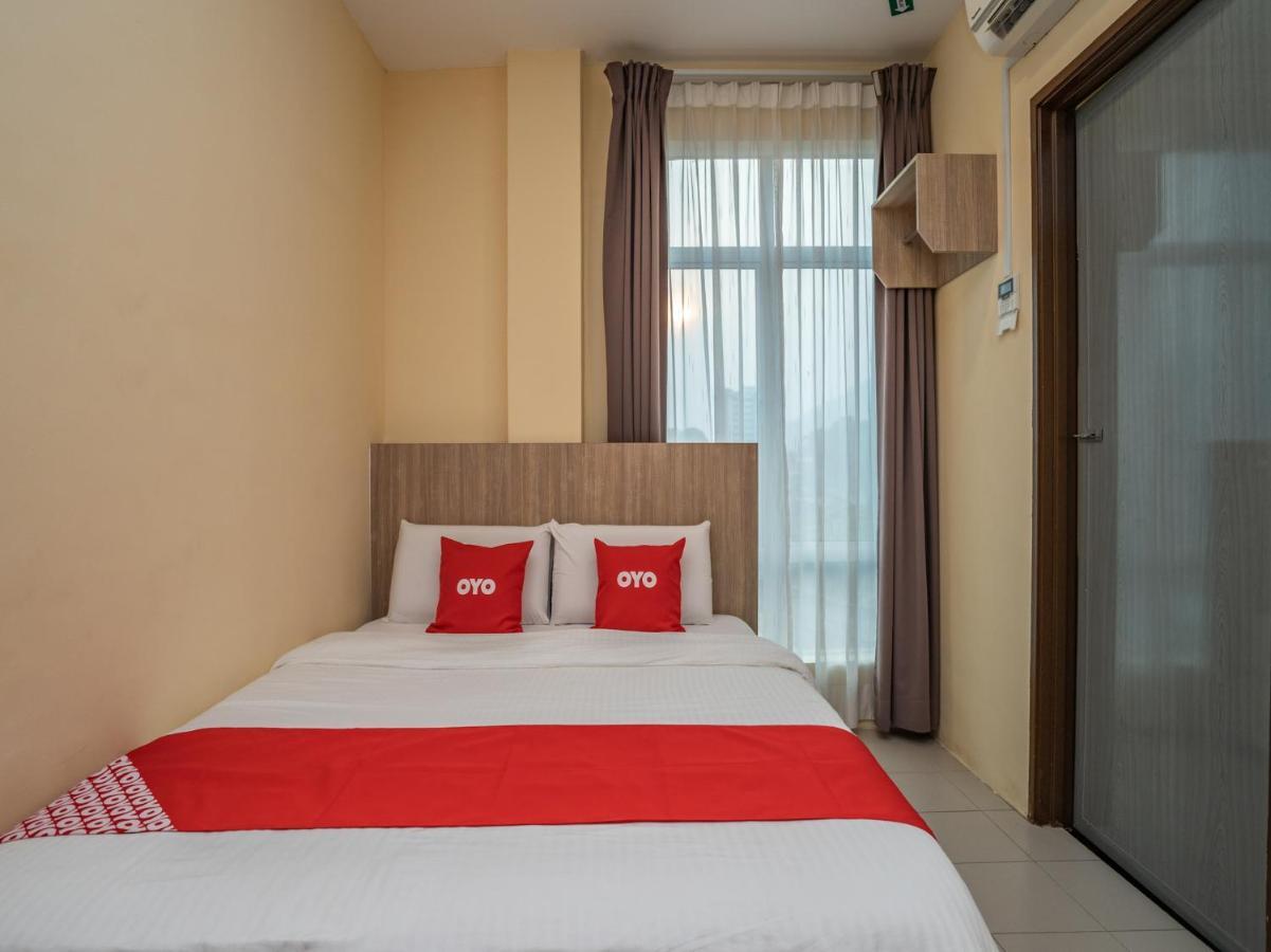Oyo 44078 The Island Hotel Kampong Pasir Bogak Exterior photo